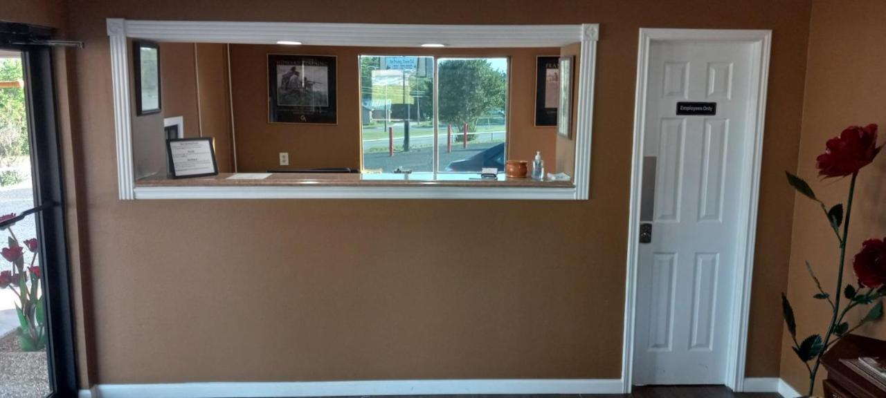 Glen Rose Inn & Suites ภายนอก รูปภาพ