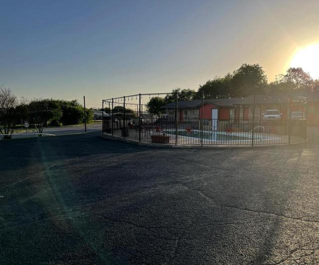 Glen Rose Inn & Suites ภายนอก รูปภาพ